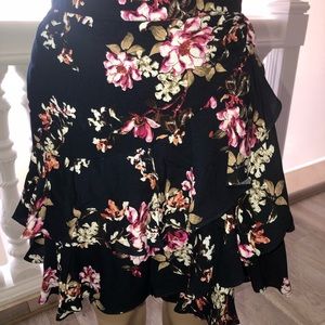 Beautiful women’s new skirt size medium